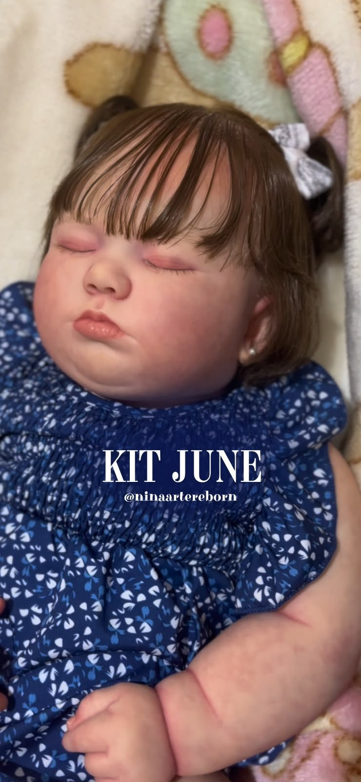 Bebê Reborn Juni — Vestido Floral Azul