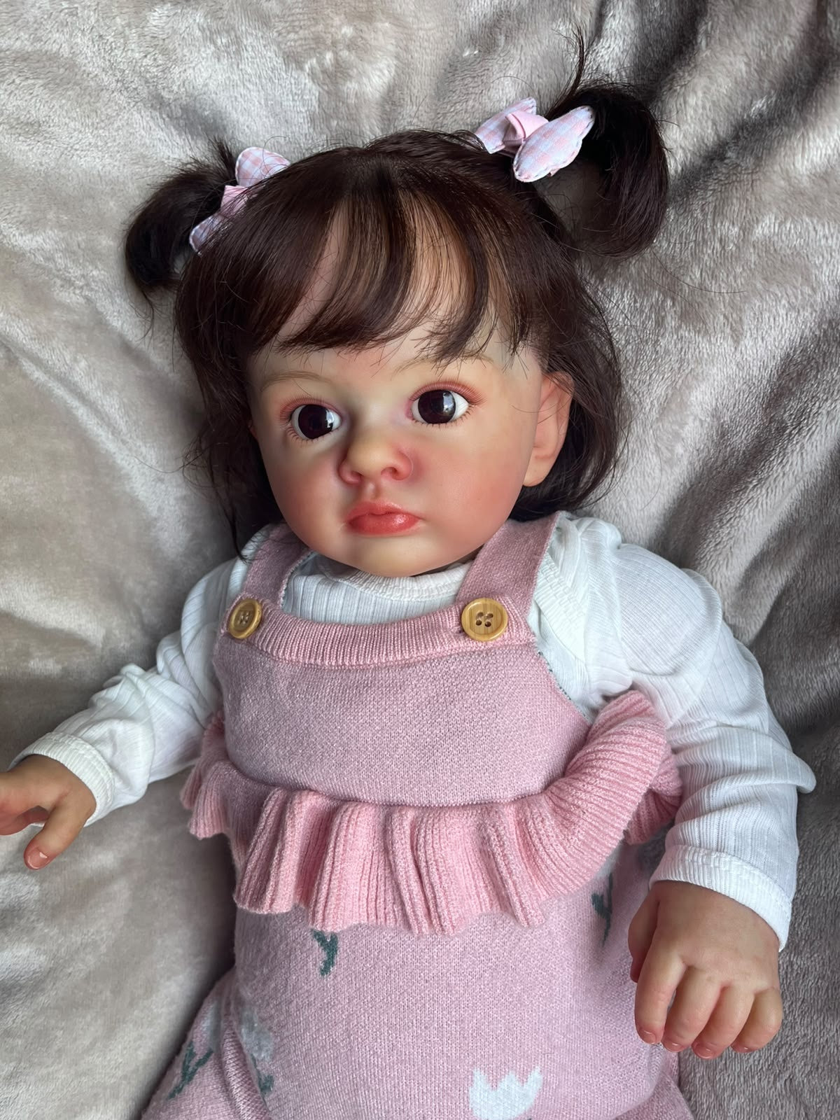 Bebê Reborn Olívia — Jardineira Rosa