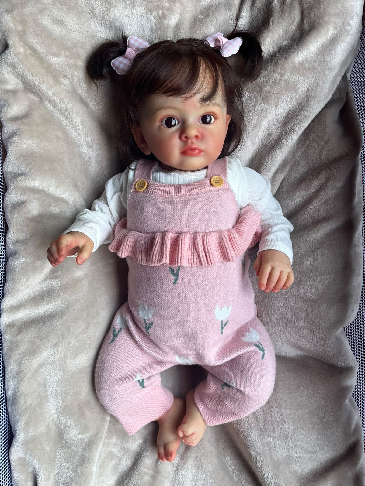 Bebê Reborn Olívia — Jardineira Rosa
