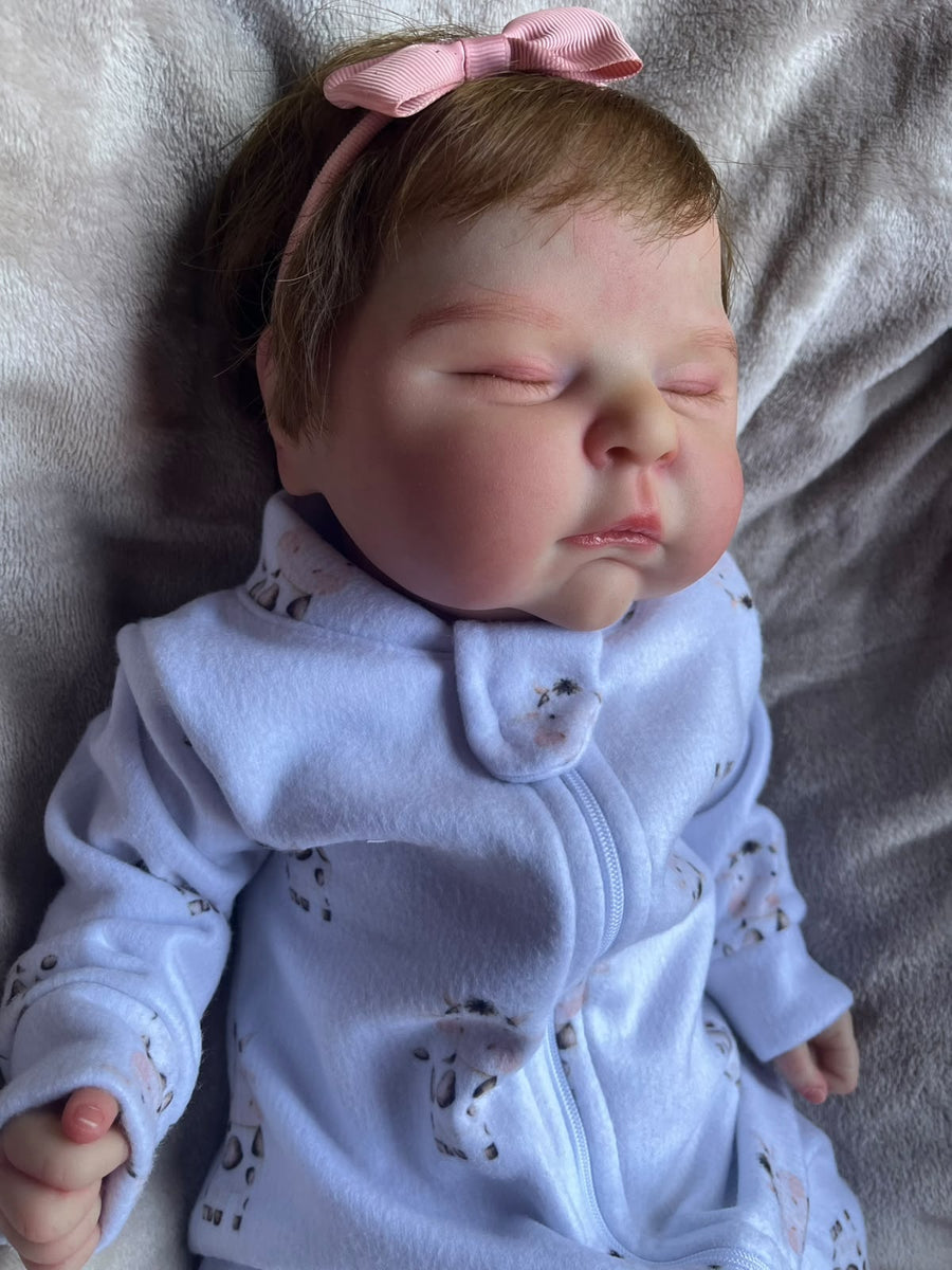 Bebê Reborn Aurora — Macacão Lilás