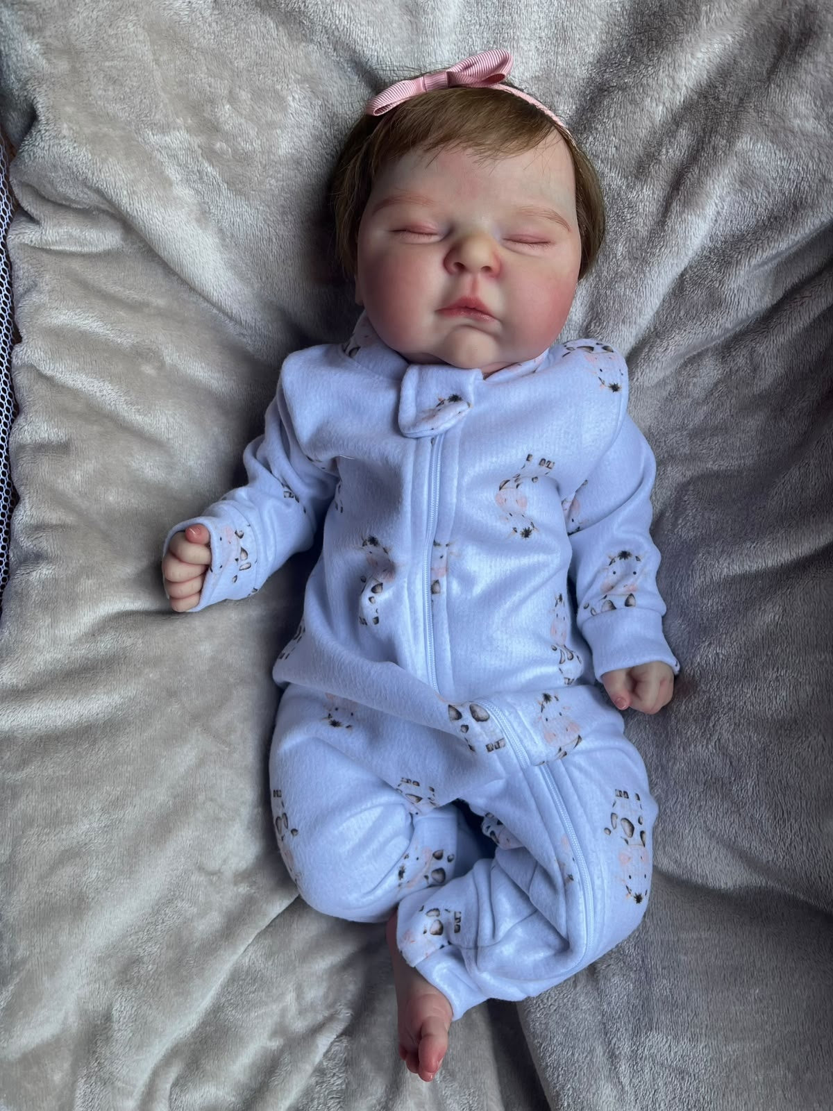 Bebê Reborn Aurora — Macacão Lilás
