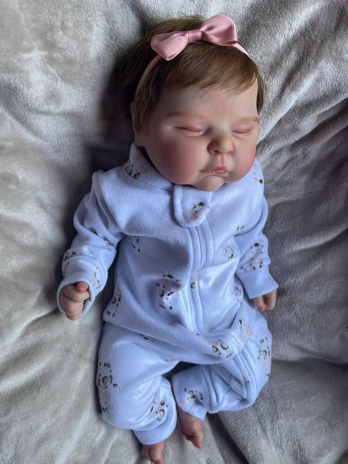 Bebê Reborn Aurora — Macacão Lilás