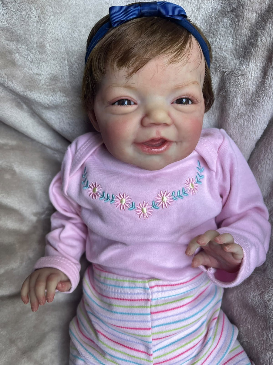 Bebê Reborn Elisa — Sorriso e Laço Azul