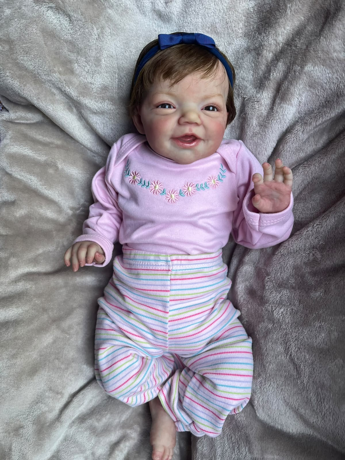 Bebê Reborn Elisa — Sorriso e Laço Azul