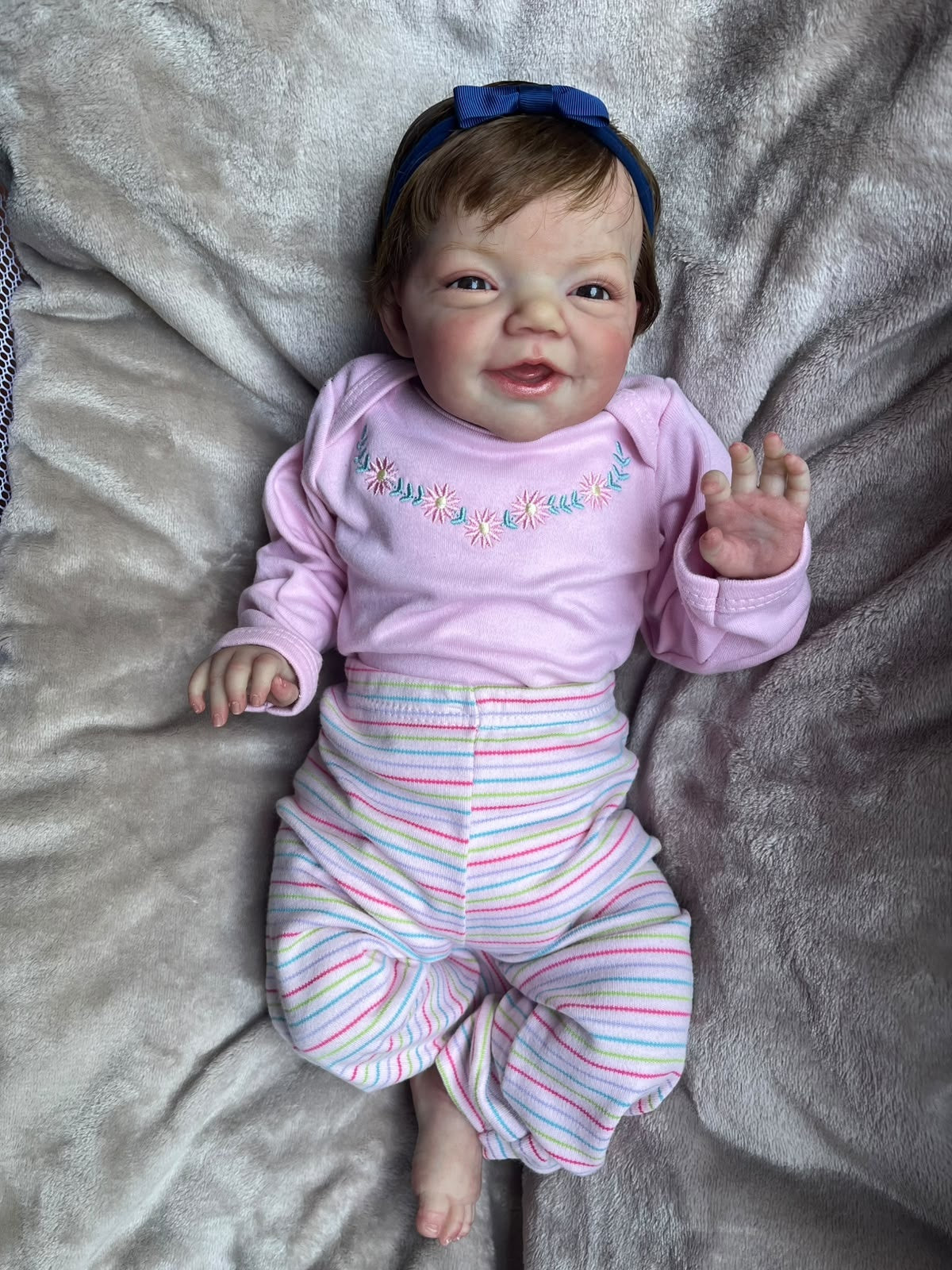 Bebê Reborn Elisa — Sorriso e Laço Azul