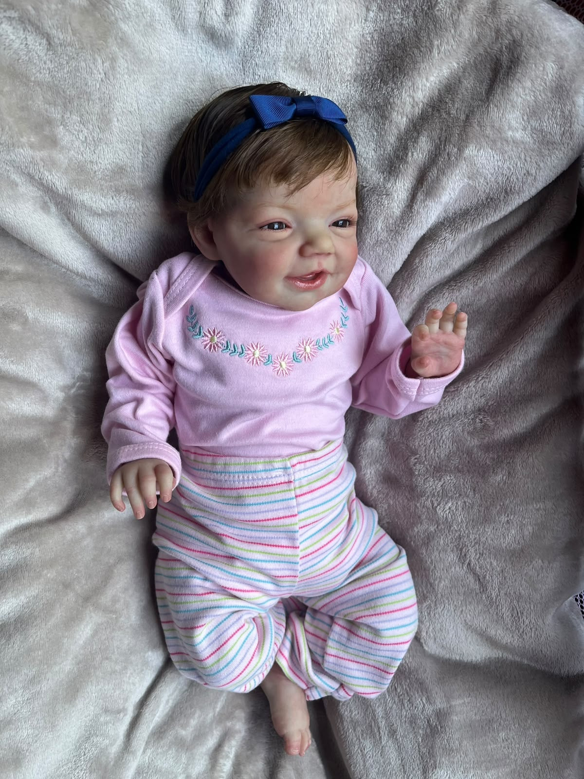 Bebê Reborn Elisa — Sorriso e Laço Azul