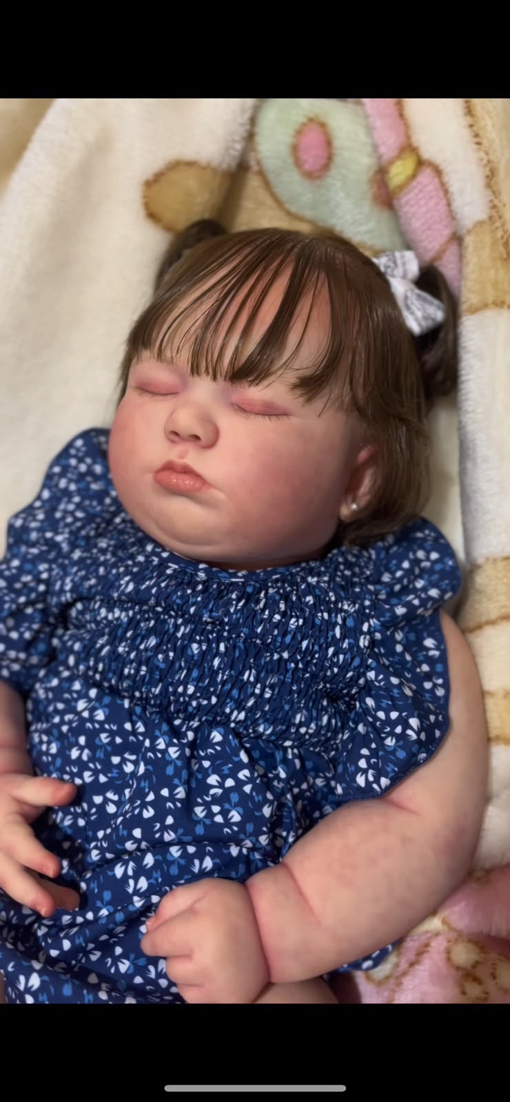 Bebê Reborn Juni — Vestido Floral Azul