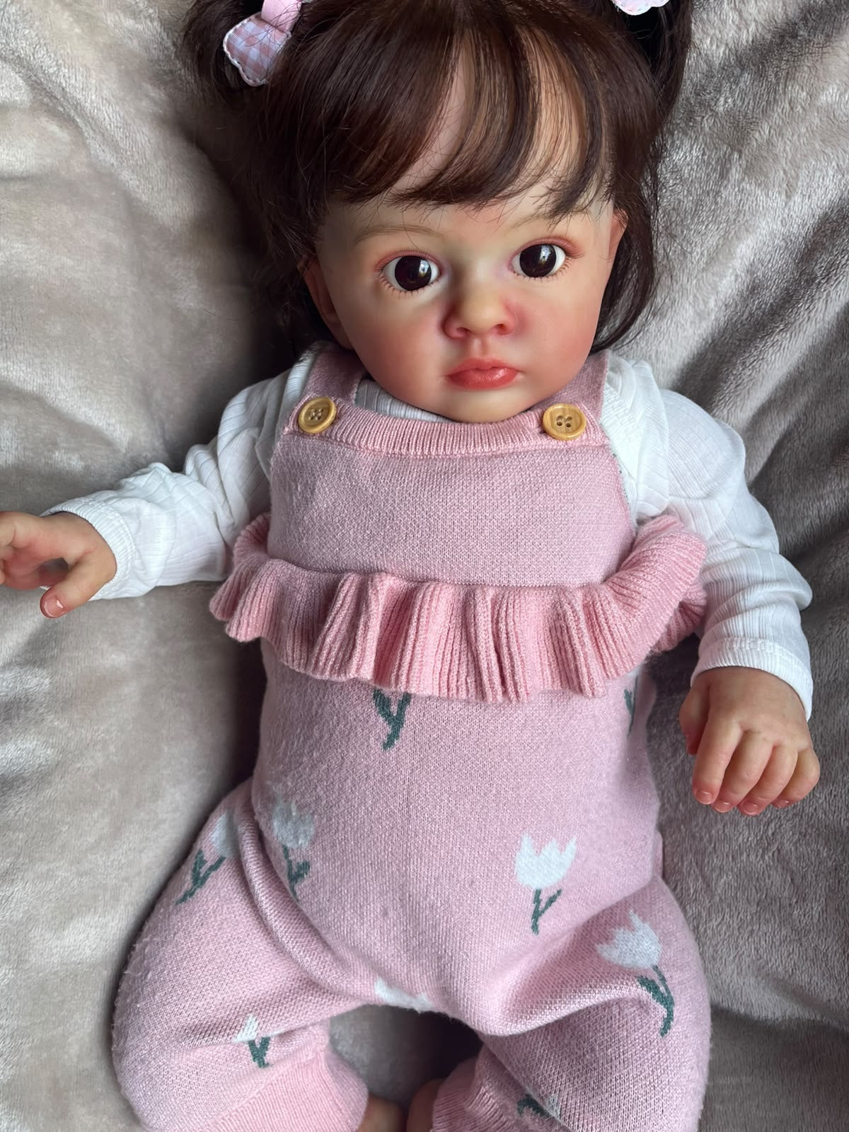 Bebê Reborn Olívia — Jardineira Rosa