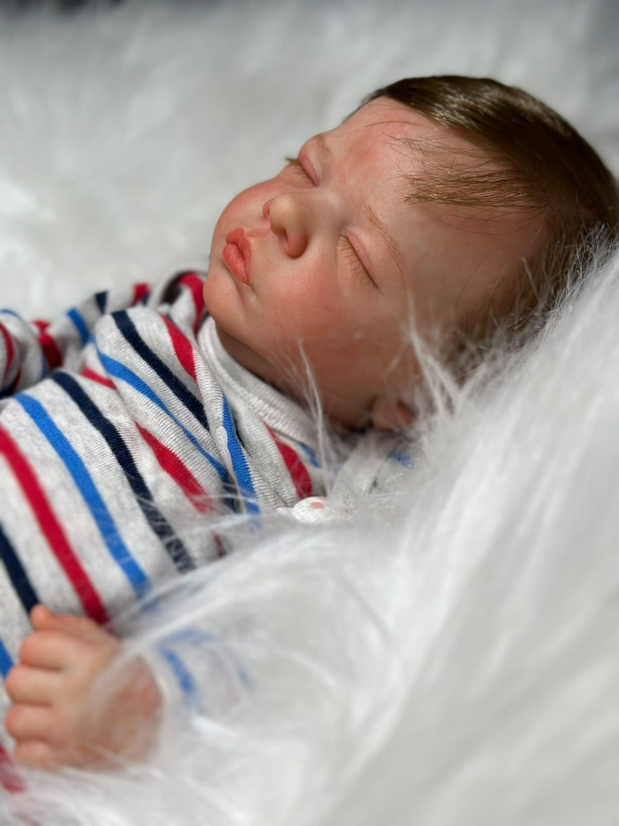 Bebê Reborn Theo — Macacão Listrado