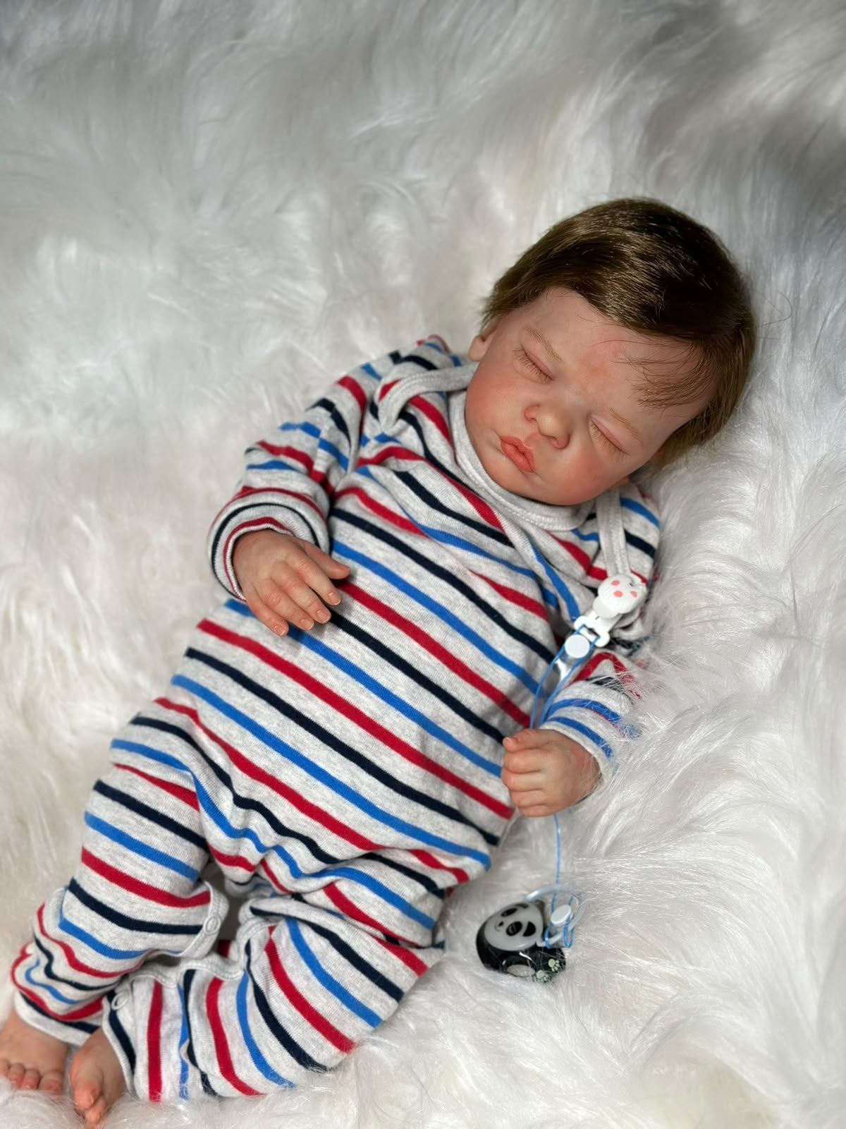 Bebê Reborn Theo — Macacão Listrado